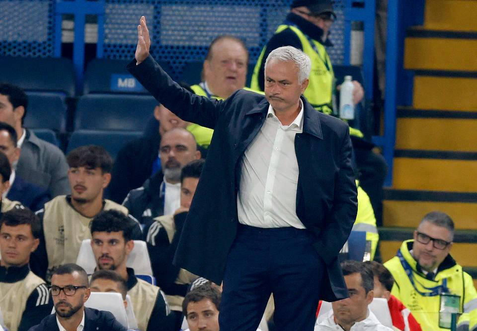 穆帅重返切尔西全场起立鼓掌 致敬之余霸气化解客队球迷嘘声